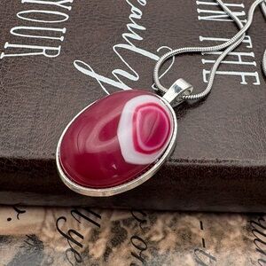 Chic Silver and Pink Agate Pendant Necklace